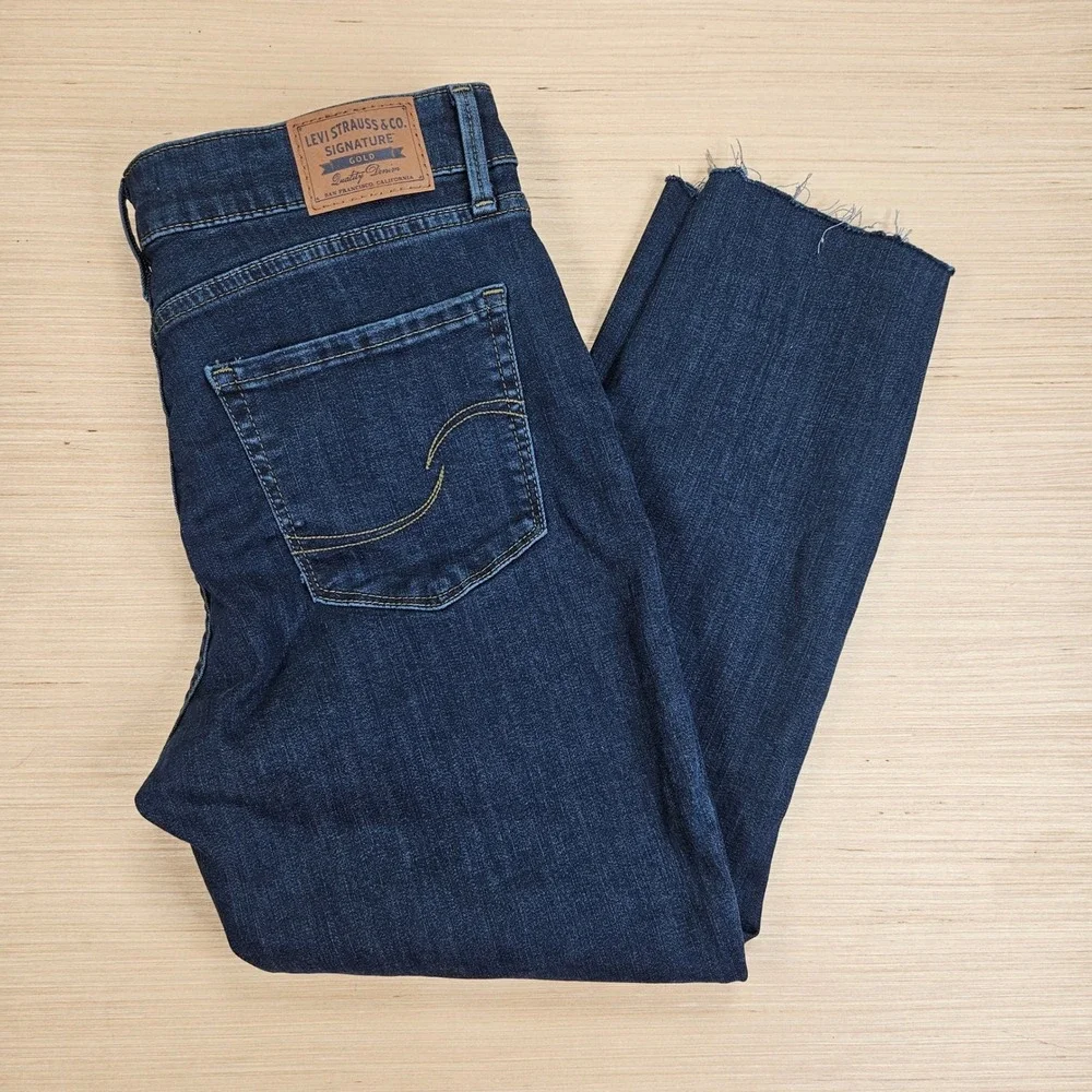 Signature by Levi Strauss Totally Shaping‎ Skinny Women 30x23 Blue Raw Hem Denim
